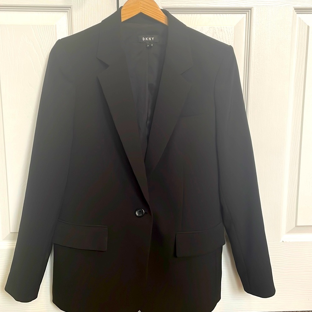 Black DKNY 1 button suit jacket. Sz 8
